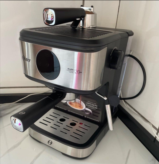 Cafeteira espresso digital Oster em inox